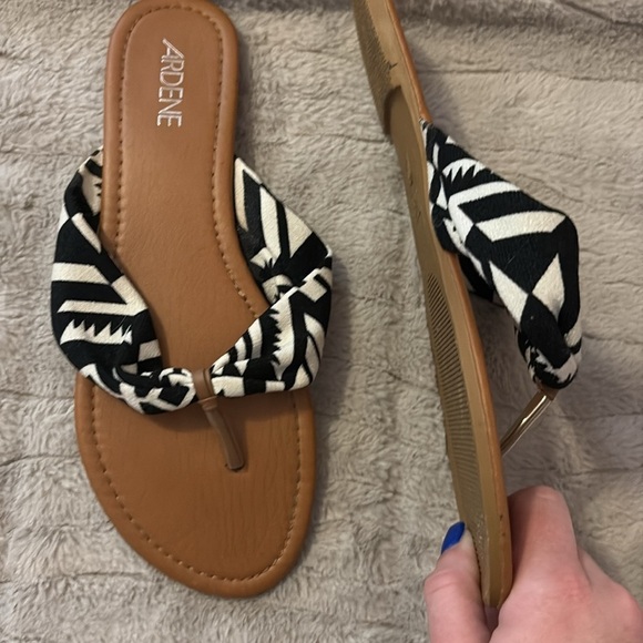 Ardene cloth strap flip flops - Picture 3 of 5